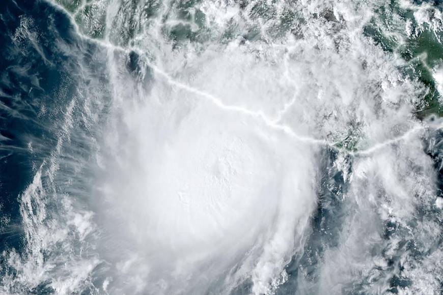 El ciclón cobró una fuerza inesperada en cuestión de horas, pues apenas al mediodía del martes todavía era una tormenta tropical, tomando por sorpresa a autoridades y pobladores de los estados afectados, especialmente Guerrero.