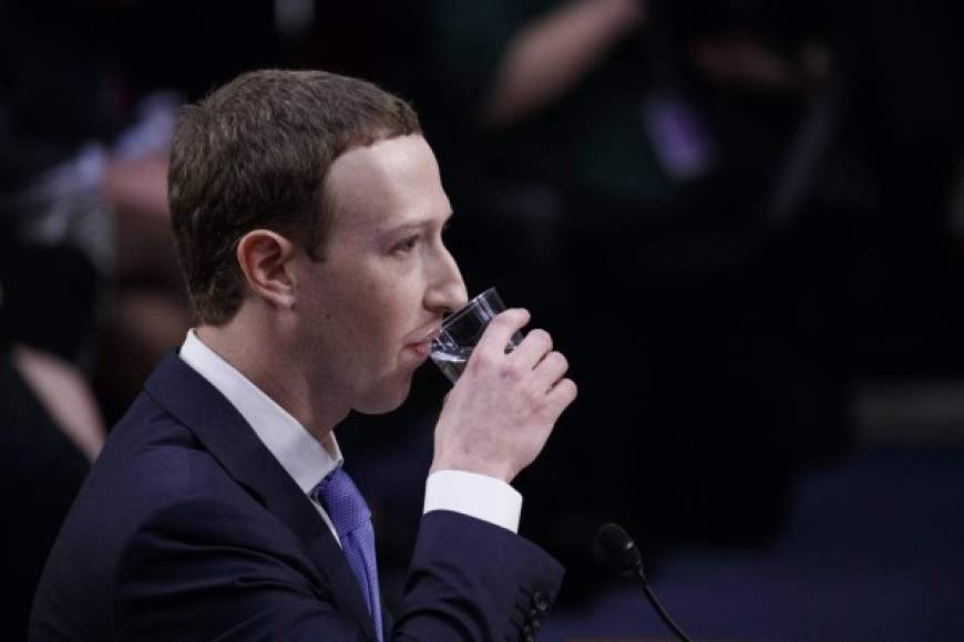 Zuckerberg no ocultó su nerviosismo en algunos tramos del largo interrogatorio al que fue sometido en el Senado.