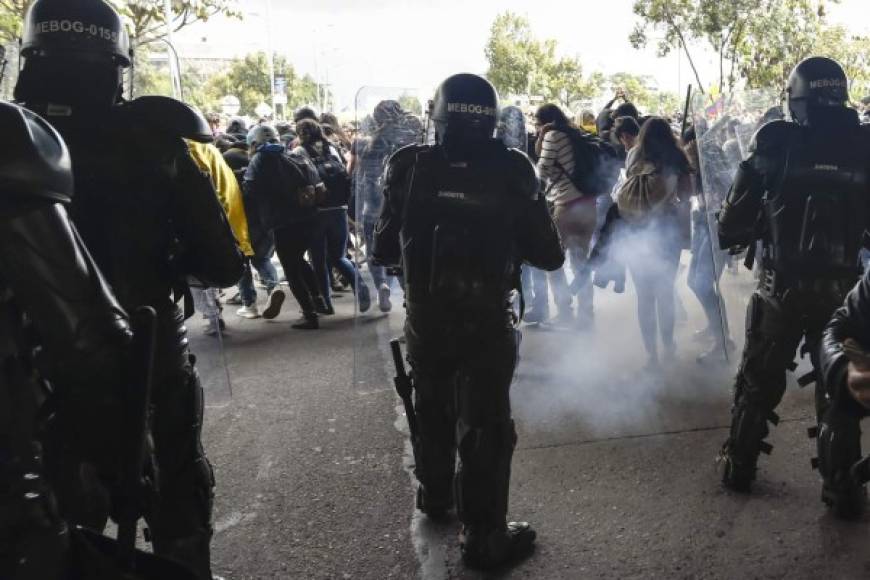 Según el director de la Policía, general Óscar Atehortúa, hasta las 16.00 hora local (21.00 GMT) habían sido reportados 28 policías heridos en todo el país, tres de ellos en Bogotá, en donde también fue incendiada una motocicleta de la institución.