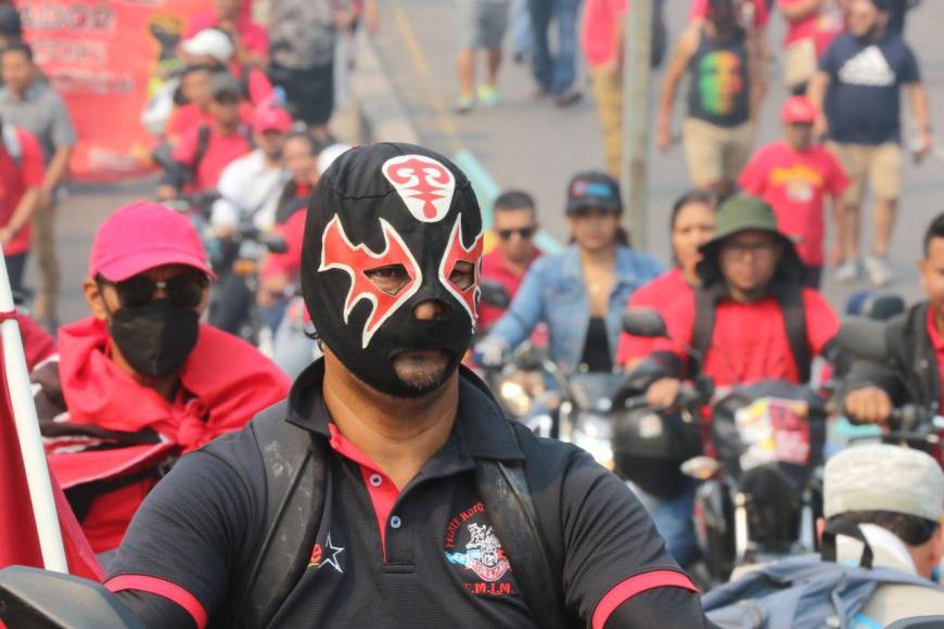 Un hombre con una llamativa máscara se sumó a la movilización a bordo de una motocicleta. 