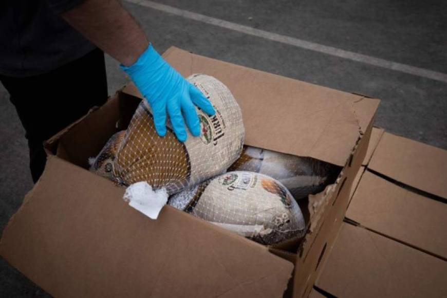 Durante varias semanas, miles de voluntarios prepararon cajas con comidas para repartir durante los días previos al Thanksgiving Day y así los estadounidenses puedan tener la tradicional cena.