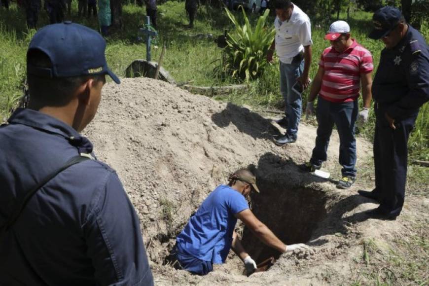 La Fiscalía y agentes de la DPI continuaron ayer con las exhumaciones de dos cuerpos de dos hombres, quienes según investigaciones fueron asesinados por la banda del alcalde de Sulaco, Yoro.