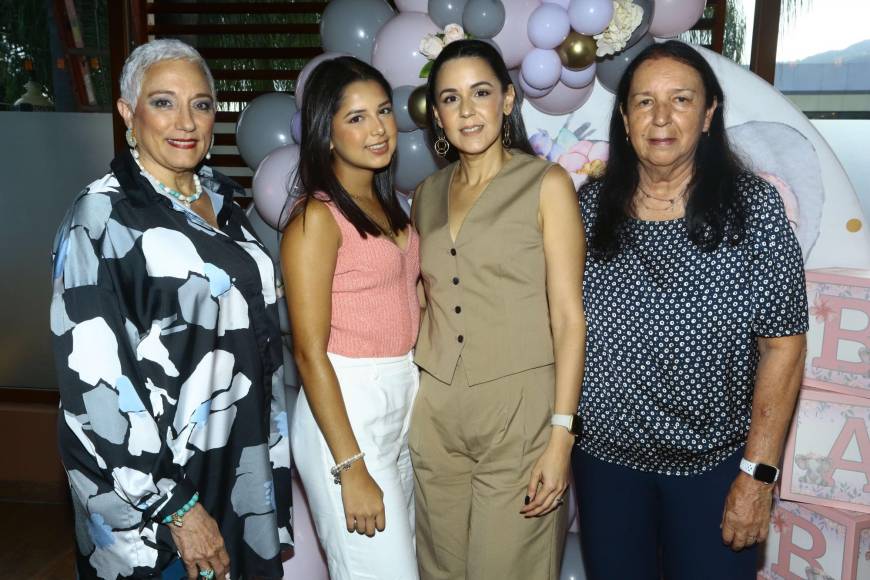 Peggy Kipps de Zúñiga, Carla Rivera, Carla Zúñiga y Emma Fuentes de Zúñiga
