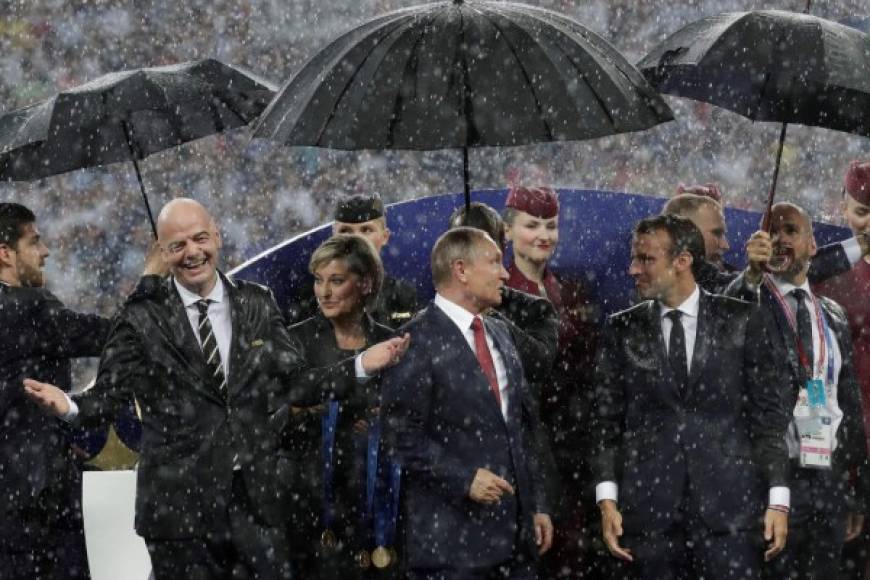 La lluvia se hizo presente en el momento de la ceremonia de premios. Así reaccionaron Infantino, Putin y Macron.