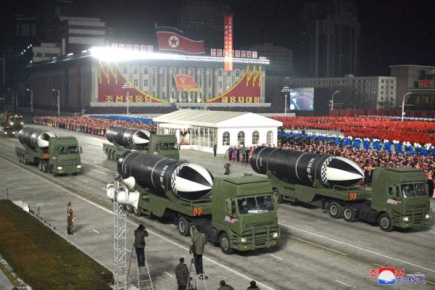 Las imágenes muestran al menos cuatro misiles dotados con ojivas negras y blancas desfilando en medio de una masa de fieles soldados norcoreanos que agitaba sus banderas. FOTO AFP