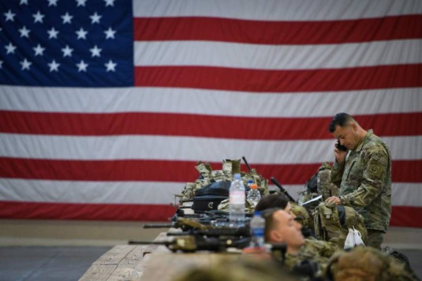 Los militares estadounidenses también presumieron sus poderosas armas momentos antes de abordar los aviones que los trasladarían a la base militar de EEUU en Kuwait, desde donde se desplegarán a otras bases estadounidenses en Irak y Arabia Saudita.