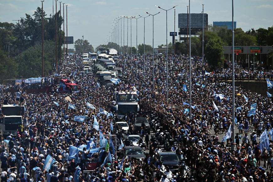 La selección argentina se dio un baño de masas en Buenos Aires con una caravana que quedará para la historia.