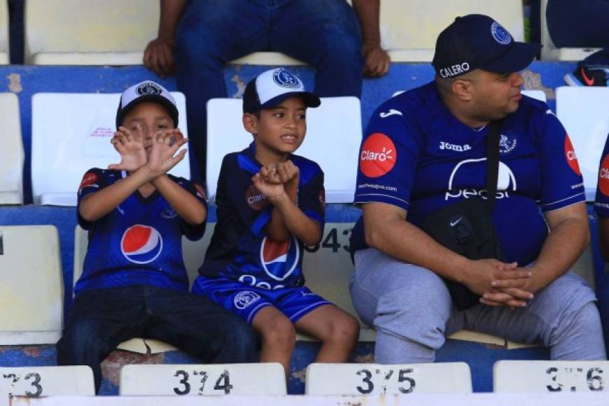 Estos pequeños aficionados del Motagua haciendo el gesto del águila.