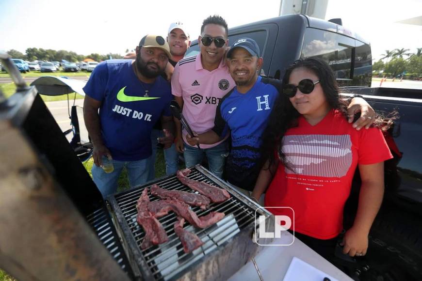 Bailes, carne asada, manta de Maradona y hasta un Lamborghini: las fotos del ambientazo en el Argentina-Honduras