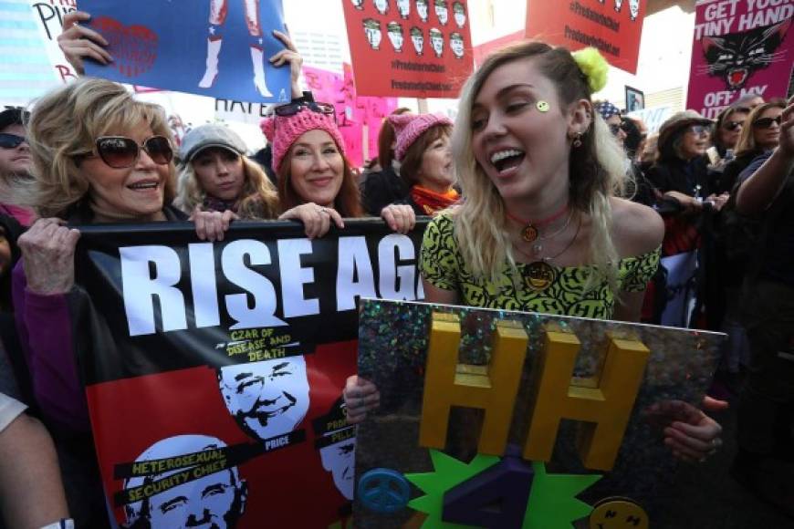 Como era de esperar, Miley Cyrus no podía faltar en esta gran manifestación.<br/><br/>La cantante y actriz llegó con todos los miembros de su fundación 'The Happy Hippie Foundation'.