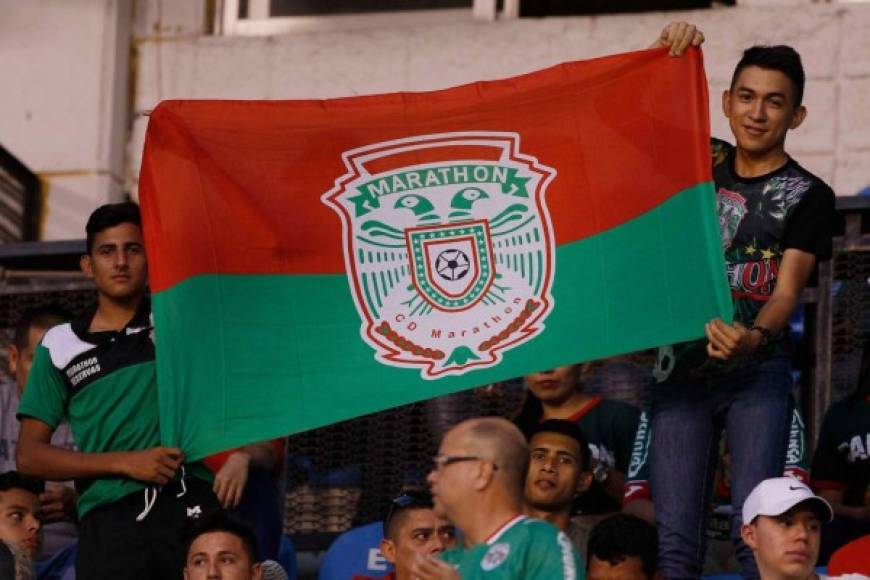 Muchos aficionados llegaron con los colores del Marathón al estadio Olímpico.