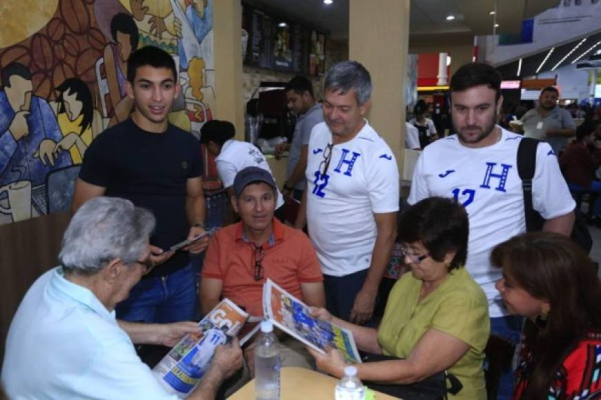 Jonathan Rubio: El talentoso mediocampista hondureño fue despedido por sus familiares en el aeropuerto Ramón Villeda Morales de San Pedro Sula. El jugador emprendió el viaje rumbo a Portugal.