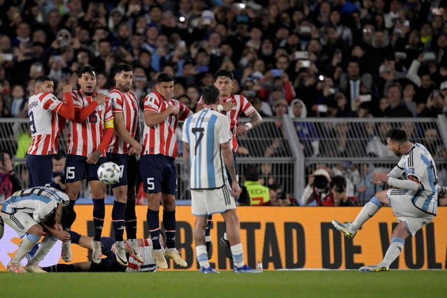 El delantero argentino cobrando el tiro libre en el partido contra Paraguay.
