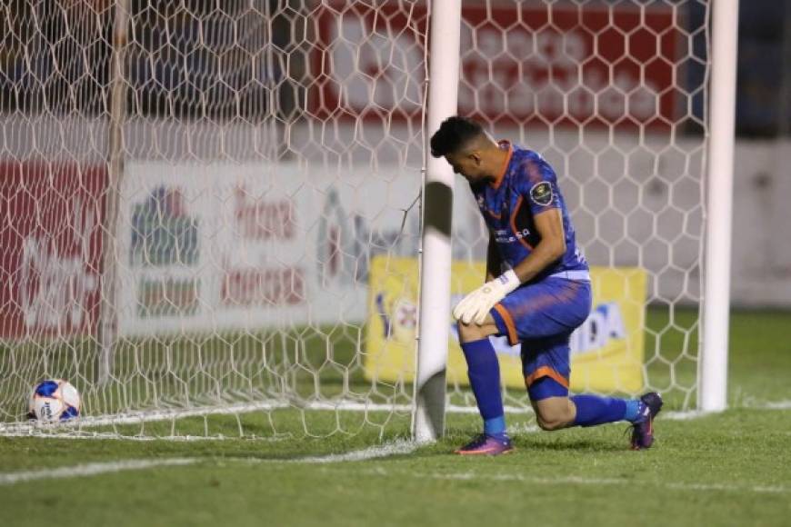 Celio Valladares, portero de la UPN, cabizbajo tras encajar un gol contra Olimpia.