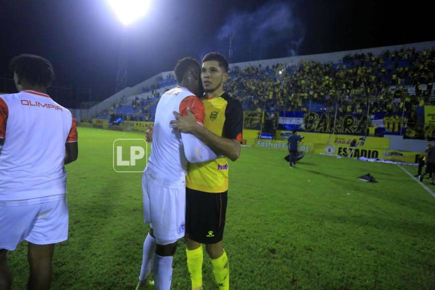 Yustin Arboleda también consoló a Getsel Montes tras el final del partido.