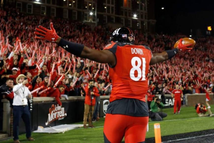 FÚTBOL AMERICANO. Armó la fiesta. DJ Dowdy, de Cincinnati Bearcats, celebra después de anotar un touchdown en el primer cuarto del partido contra East Carolina Pirates.