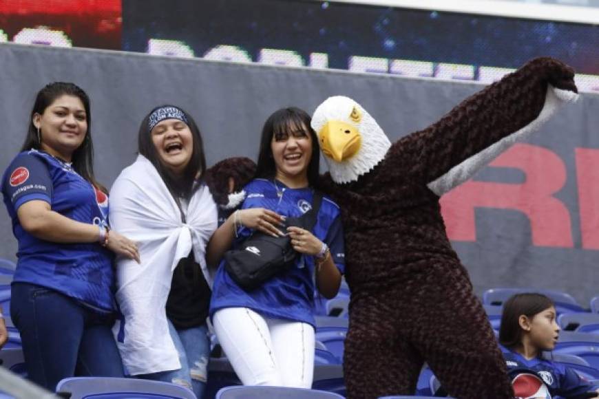 Aficionadas del Motagua, felices posando con un hincha que usó traje de águila.