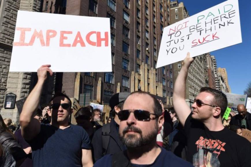 Muchos de los manifestantes piden el 'Impeachment' o juicio político que destituiría a Donald Trump.