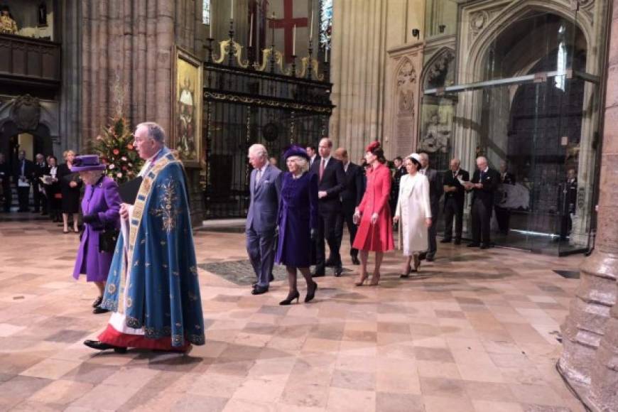 Kate Middleton y Meghan Markle sorprendieron al ser captadas saludándose con un beso amistoso en ambas mejillas.