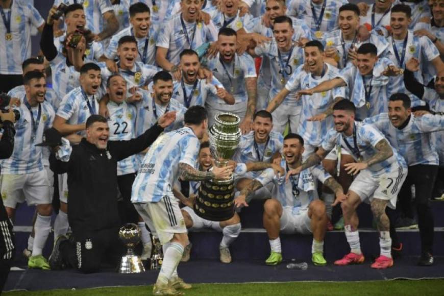 La curiosa imagen de Messi mostrando la Copa a sus compañeros antes de levantarla al cielo de Río de Janeiro.