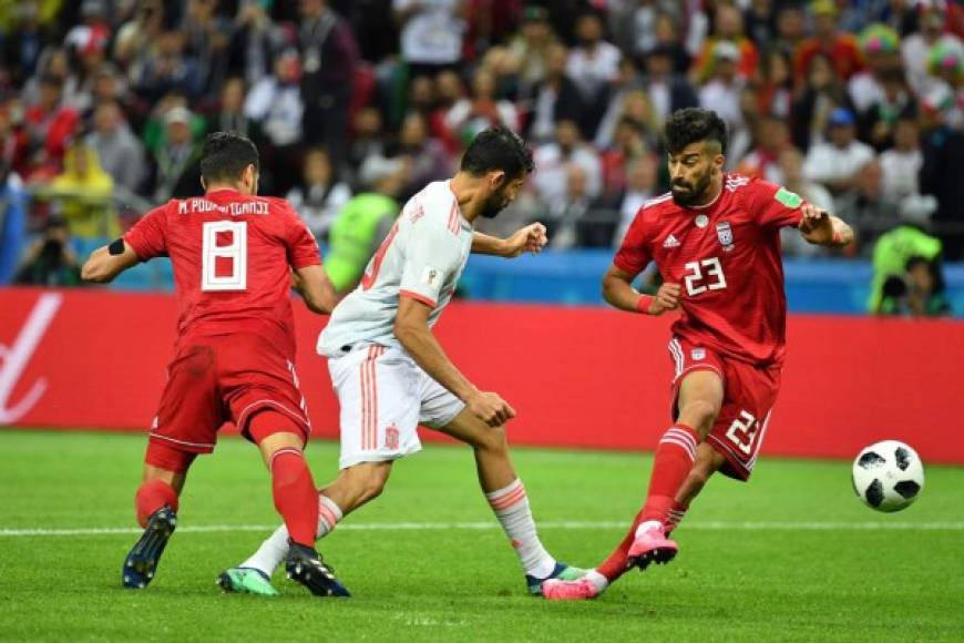 España abrió el marcador ante Irán en una jugada de rebote, el defensa quiso despejar y el balón pegó en Diego Costa para luego meterse en la portería iraní. Foto AFP