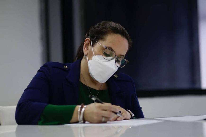 La exprimera dama lamentó el “difícil momento” que atraviesan las tres exfuncionarias de la administración que dirigió su esposo Juan Orlando Hernández. 