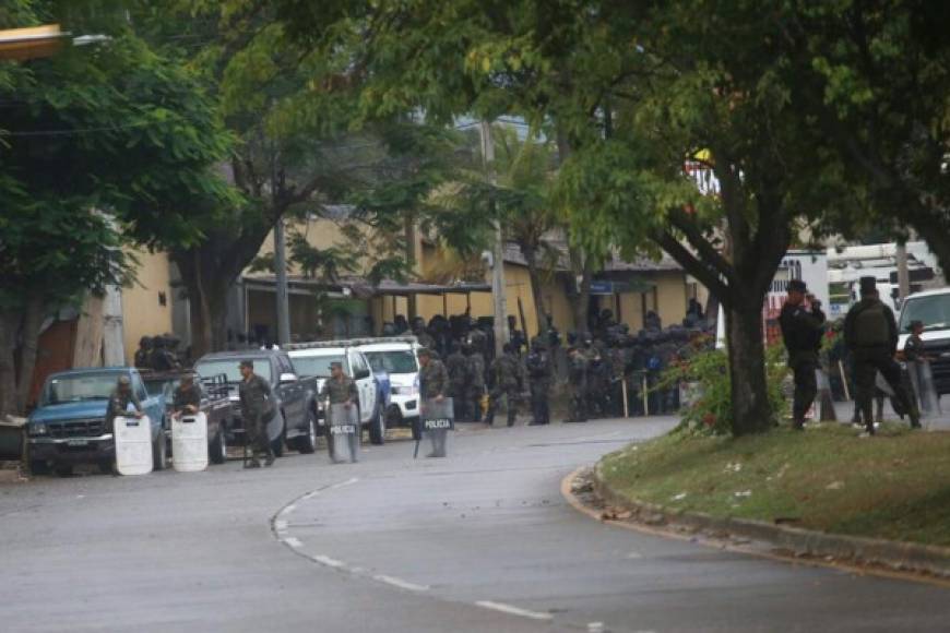 El operativo de la Fuerza Nacional de Seguridad (Fusina) inició a eso de las 4:00 de la mañana y mantiene rodeadas varias cuadras en las cercanía del penal sampedrano.