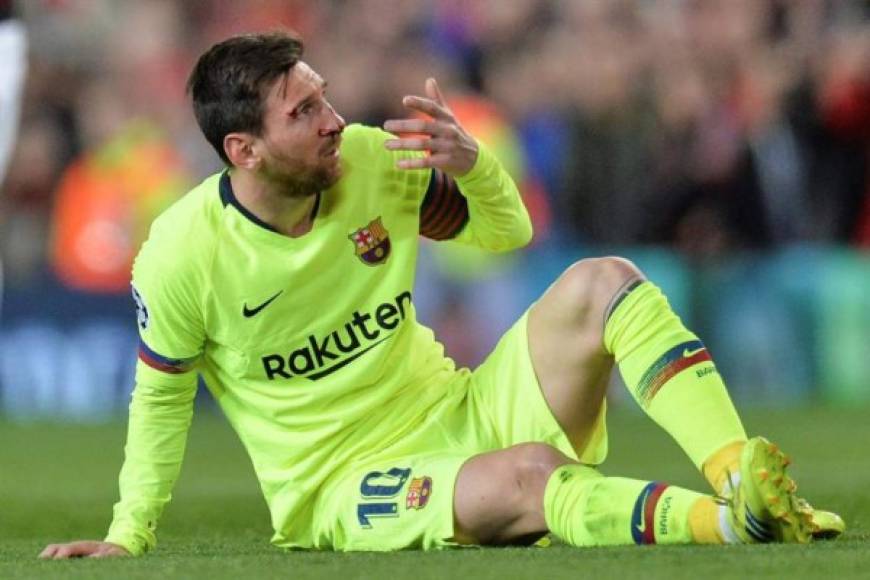 Messi se duele en el suelo tras sufrir un golpe de Smalling.