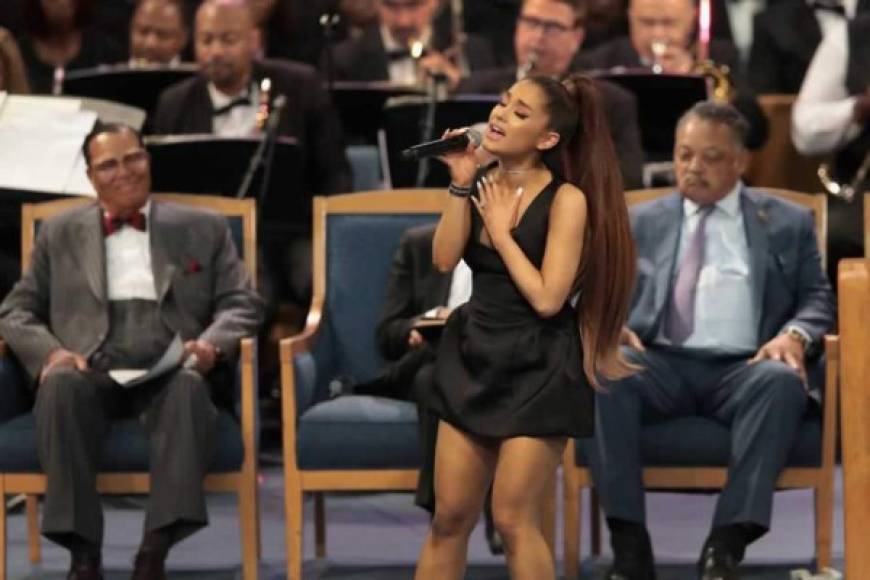 El atuendo de la joven artista de 25 años se robó las miradas de los asistentes al funeral, entre ellos del expresidente de Estados Unidos, Bill Clinton y el reverendo Jesse Jackson, quienes estaban justo atrás de Ariana.<br/>