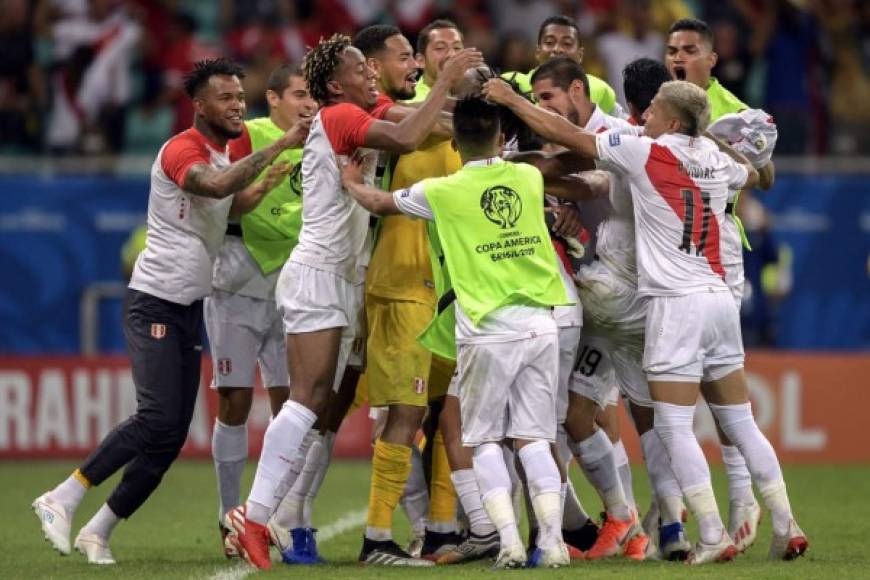 La celebración de los seleccionados peruanos tras ganar en penales a Uruguay.