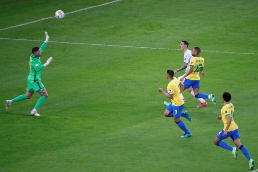 La jugada que definió el título para Argentina. Así marcó Ángel Di María su golazo contra Ederson.