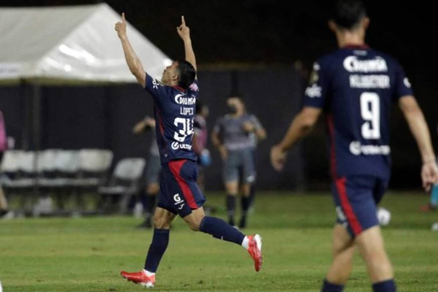 Kevin López con brazos al cielo celebrando su primer gol contra el Universitario.