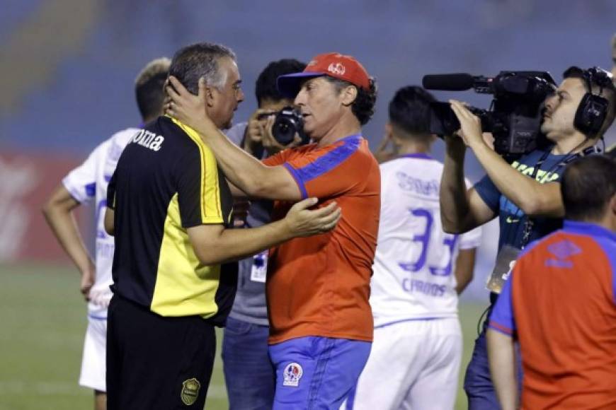 Pedro Troglio felicitó a Ramiro Martínez por ganarle el título de la Copa Premier Centroamericana.