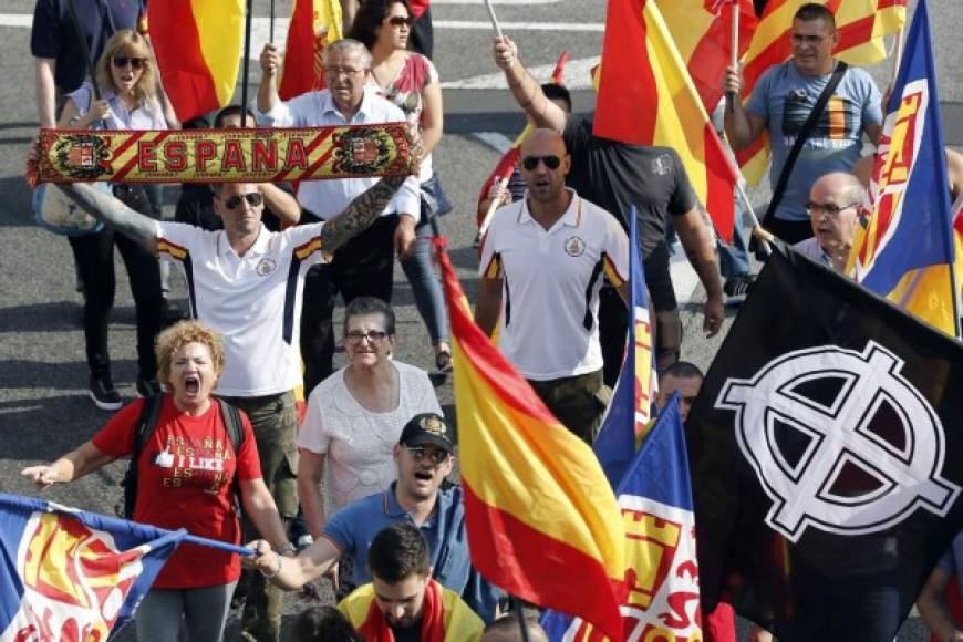 'Puigdemont a prisión', gritaban muchos en referencia al presidente regional que amenaza con fundar una república independiente en esta región de 7,5 millones de habitantes con un 19% del PIB español y amplias cotas de autogobierno.