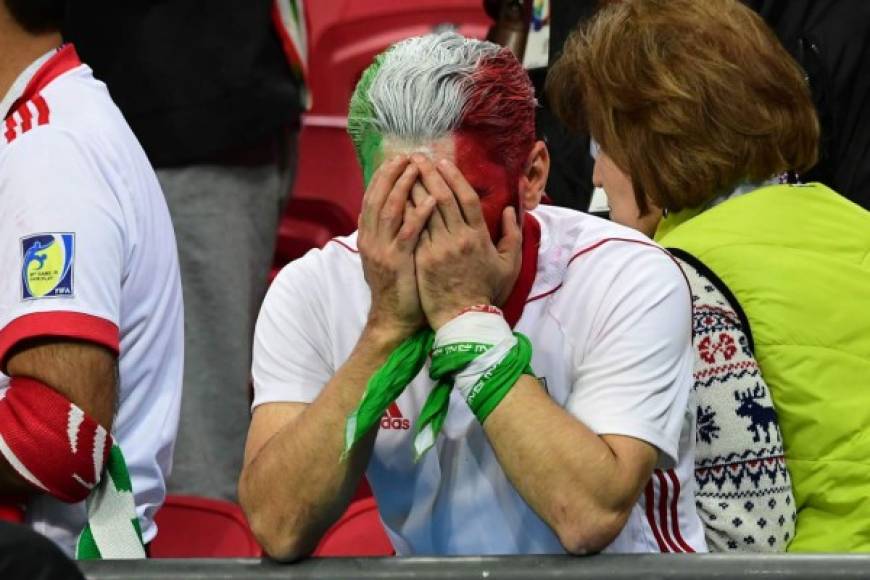 Un aficionado iraní lamenta entre lágrimas la derrota contra España.