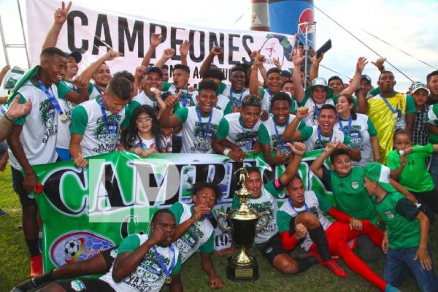 La foto final, todo el equipo del Atlético Pinares posando con la copa de campeones.