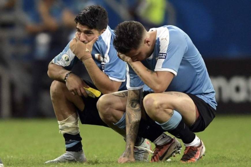 Luis Suárez vivió una de sus noches más negras en la selección uruguaya.