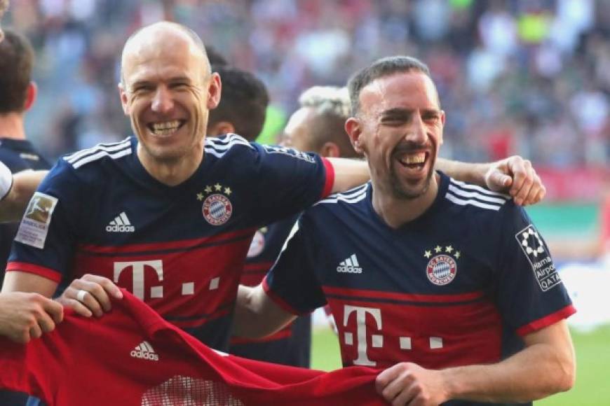 El Bayern quiere renovar a Ribéry y a Robben. Según, L'Equipe, el club alemán habría iniciado conversaciones con los dos veteranos jugadores para renovar su contrato por na temporada más. En los próximos días se conocerá la decisión de ambos futbolistas.