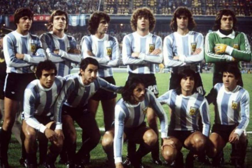 Mundial de Argentina 1978 - Argentina seguiría cuatro años después los pasos de Alemania, primero convirtiéndose en campeona del mundo en su casa, y segundo volviendo a dejar a Holanda con la miel en los labios en la final (3-1). El Monumental se vistió de Albiceleste.