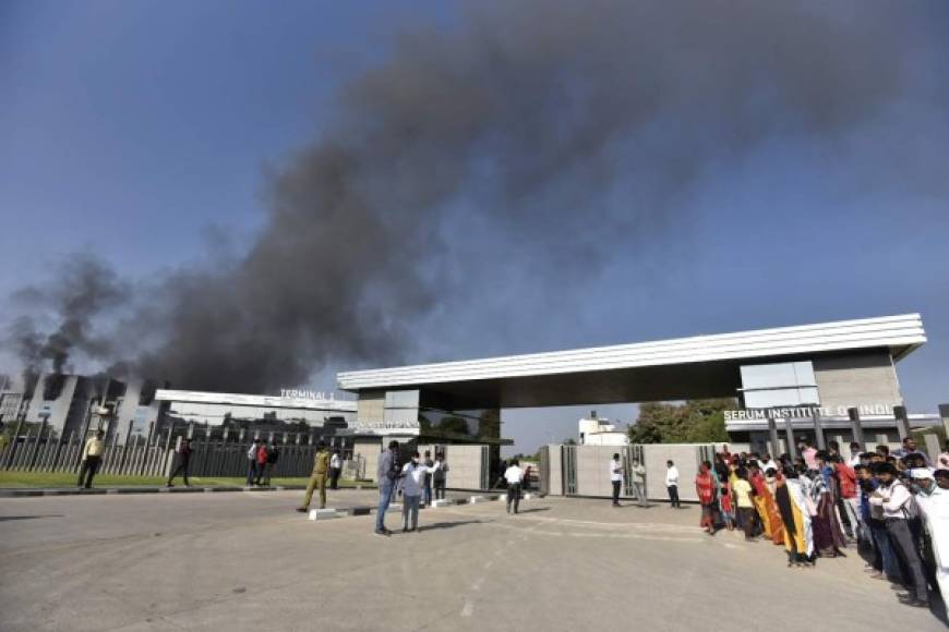 India prevé exportar y en algunos casos donar 20 millones de dosis, a países del sur de Asia, América Latina, África y Asia central. Foto AFP