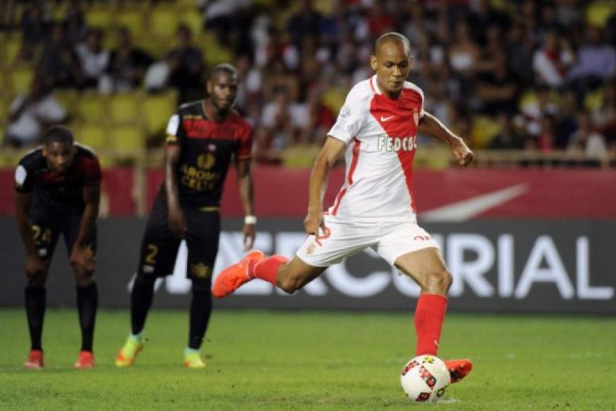 Titular indiscutible en el Mónaco, Fabinho es la nueva prioridad del Manchester United de José Mourinho. Según L'Équipe, el club del principado habría exigido 28 millones de euros para vender al lateral brasileño.