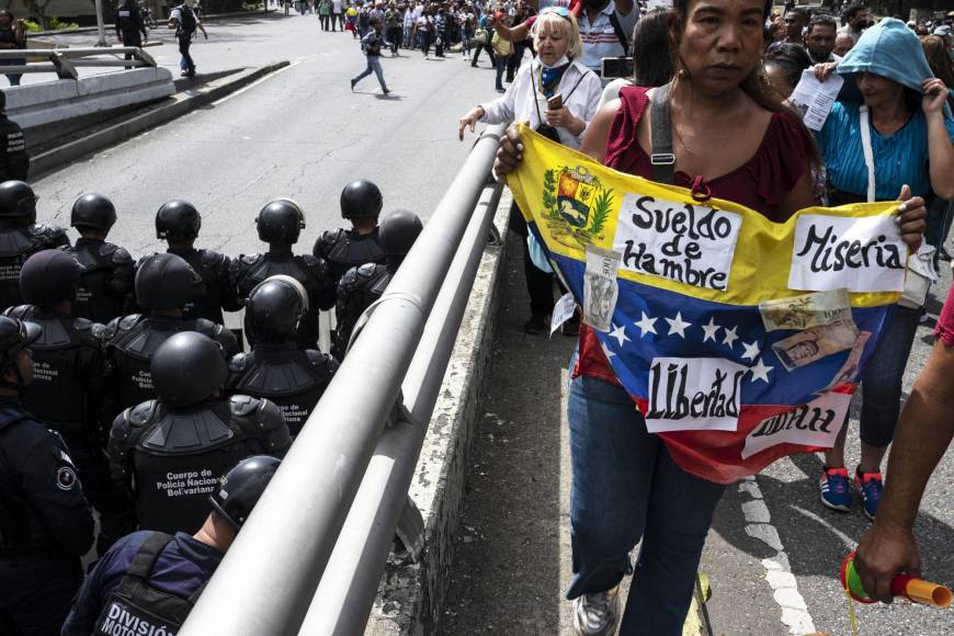 En Caracas, los trabajadores se concentraron en la sede de la Universidad Central de Venezuela (UCV) y luego, con pancartas y cantando consignas, marcharon hasta llegar a la sede de la Fiscalía General, donde hicieron una “asamblea improvisada” en la que ratificaron sus exigencias.