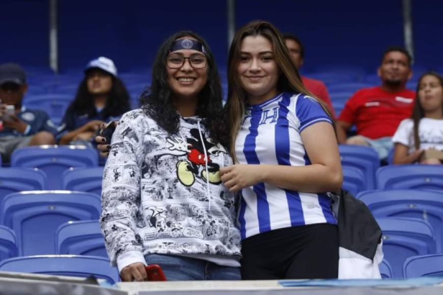 Aficionadas del Motagua también asistieron al estadio y algunas llegaron vestidas con la camisa de Honduras.