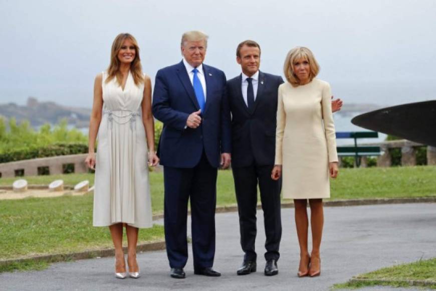 Brigitte Macron lució un vestido arriba de la rodilla de un tono similar al de Melania.