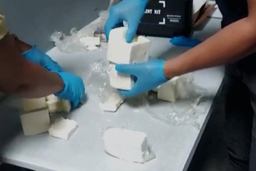 La Policía Nacional, a través de la Dirección Nacional Policial Antidrogas (DNPA), en conjunto con la Dirección Nacional de Servicios Policiales Fronterizos (DNSPF) realizaron descubrimiento de paquetes de supuesto clorhidrato de cocaína.