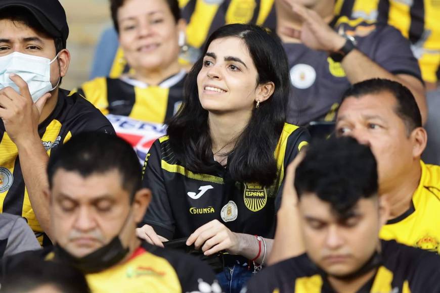 Ambientazo y lindas chicas en el Morazán con el Real España-Alajuelense por Liga Concacaf