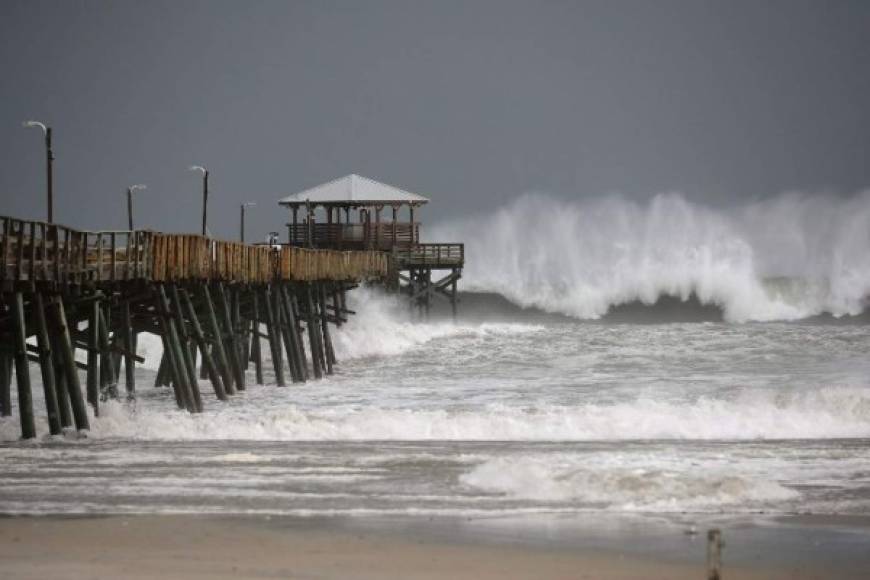 Florence se encuentra a 230 kilómetros al sureste de Wilmington, en Carolina del Norte, y 315 kilómetros al este e Myrtle Beach, en Carolina del Sur.