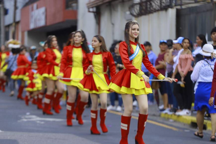 Las jovencitas recorren la tercera avenida, frente a Diario La PRENSA, mientras realizan sus coordinadas coreografías. 