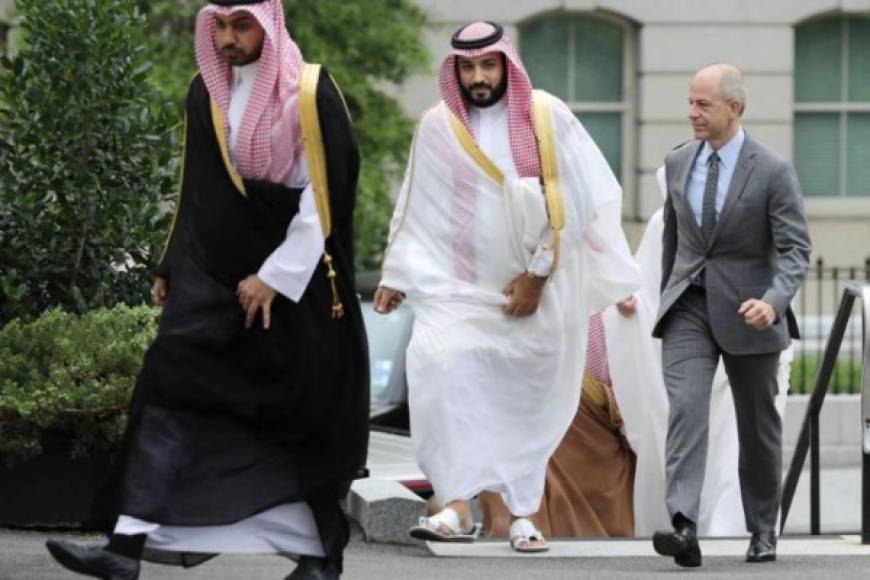 En su búsqueda de inversores internacionales para la economía del reino, muy dependiente del petróleo, prometió una Arabia Saudita 'moderada'.