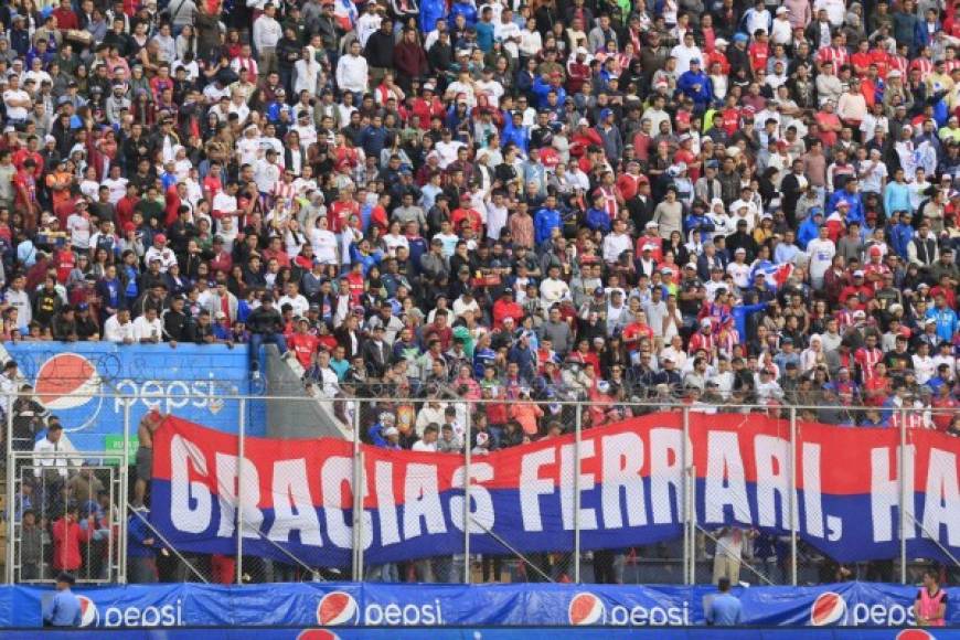 Aficionados del Olimpia rindieron homenaje a Rafael Ferrari con esta bandera.